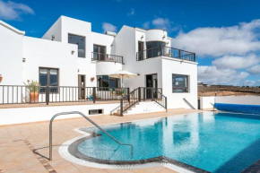 Villa Montaña Lanzarote - Large Private Pool - Sleeps 10